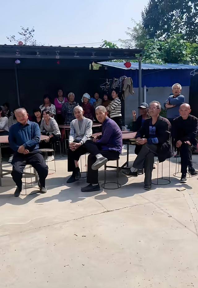 收到朋友邀請！她穿一身黑「回鄉下吃喜酒」被集體圍觀　好奇問「怎麼都在看我？」回應讓她臉紅