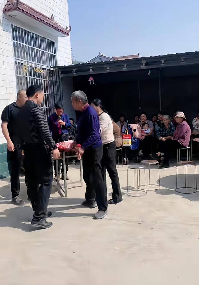 收到朋友邀請！她穿一身黑「回鄉下吃喜酒」被集體圍觀　好奇問「怎麼都在看我？」回應讓她臉紅