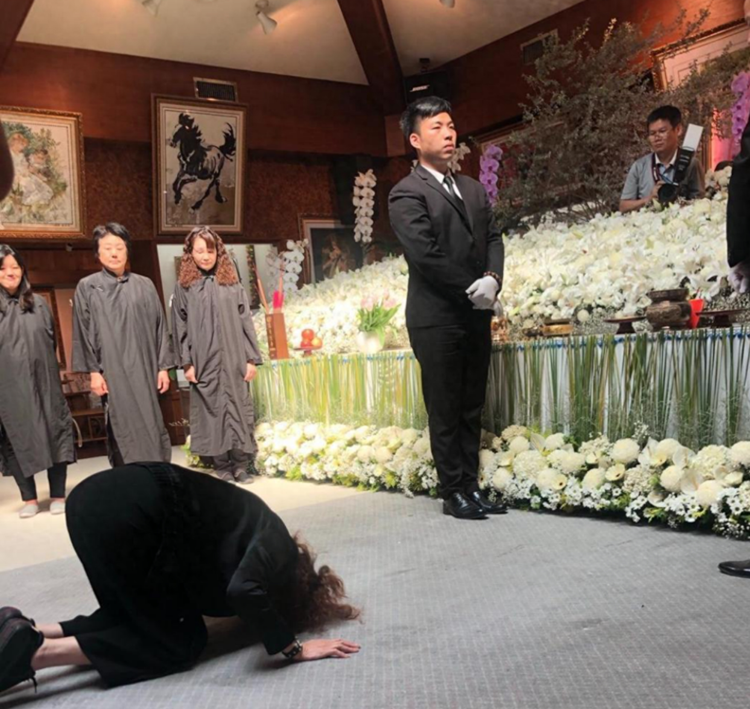 把公婆當爸媽！66歲女星前婆婆離世「行3跪拜大禮」全身趴地哭　每月探望兩老「替前夫盡孝道」