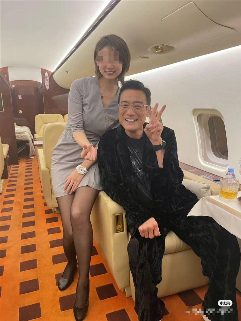 寵妻36年聞名！65歲影帝「搭飛機堅持做1事」空姐曝真面目　私下修養極高「很多明星不像他」