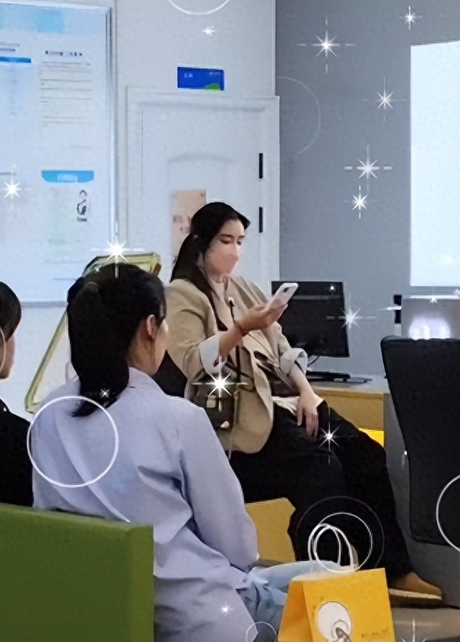 引退19年隱居加拿大！資深玉女一身休閒裝扮「突低調現身南京」　遭爆「回中國定居」粉絲全驚呼