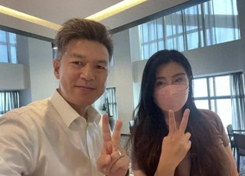 引退19年隱居加拿大！資深玉女一身休閒裝扮「突低調現身南京」　遭爆「回中國定居」粉絲全驚呼
