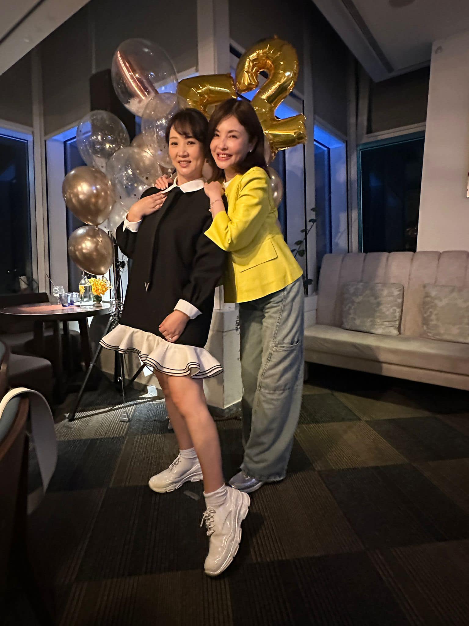 人緣超級好！郁方歡慶52歲生日「演藝圈大咖都到場」　姊妹集資送大禮「老公搞笑卡片被吐槽」