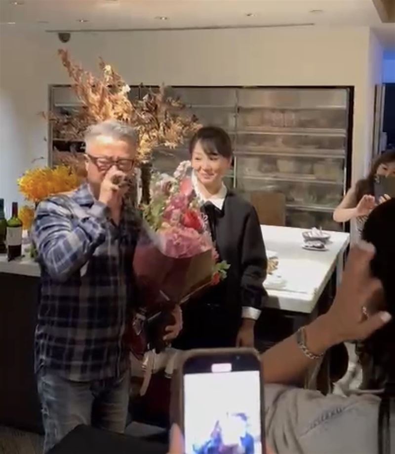 人緣超級好！郁方歡慶52歲生日「演藝圈大咖都到場」　姊妹集資送大禮「老公搞笑卡片被吐槽」