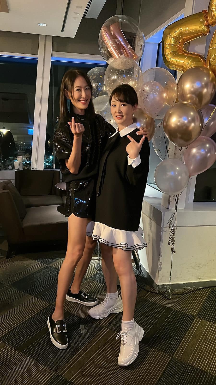 人緣超級好！郁方歡慶52歲生日「演藝圈大咖都到場」　姊妹集資送大禮「老公搞笑卡片被吐槽」
