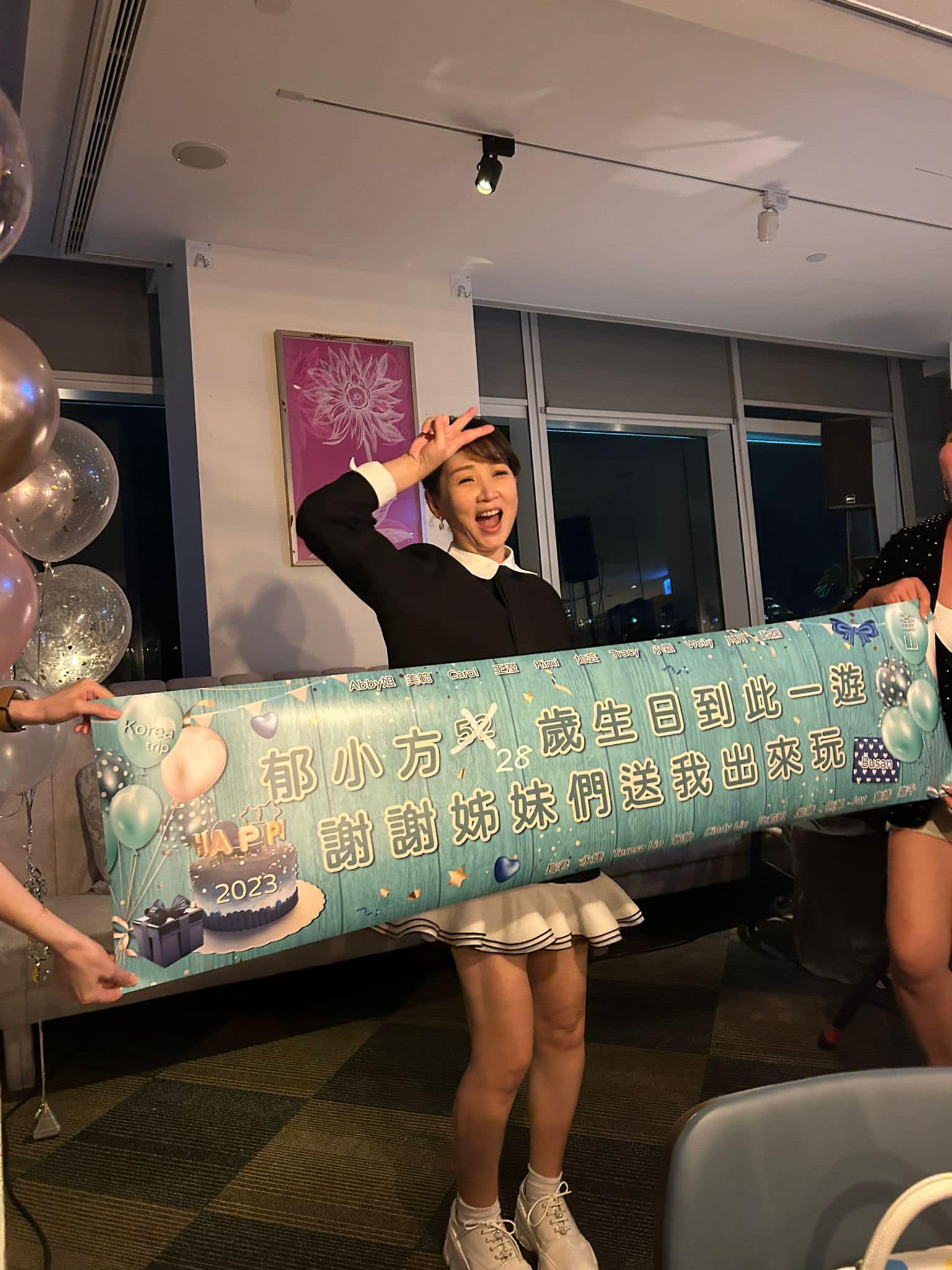 人緣超級好！郁方歡慶52歲生日「演藝圈大咖都到場」　姊妹集資送大禮「老公搞笑卡片被吐槽」