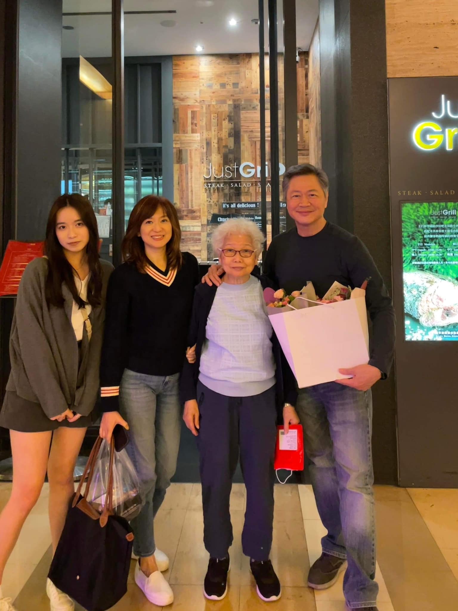 媽媽擺攤討生活！周玉琴心疼哭了「自認有孝沒順」　53歲樂當女兒賊「自爆私下面」