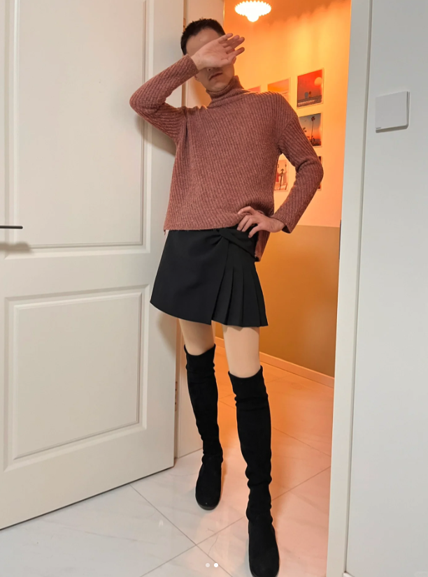 她要求老公「換上緊身牛仔褲」竟秒變長腿辣妹　還加碼小背心「比女生還火辣」正面臉蛋曝光