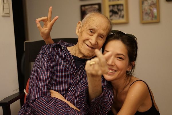 阿公撒手人寰！許瑋甯奪視后「淚崩外公看不到」　暖心畫師幫圓夢「重現祖孫同框」網鼻酸