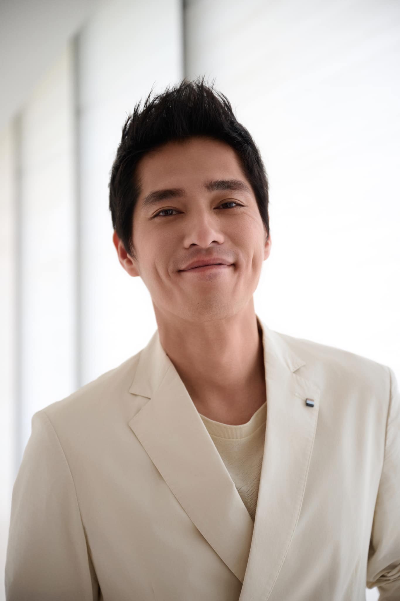 才傳復合前妻！47歲藍正龍深夜「甜摟細腰辣妹」爆新歡　「拉手勾肩全被拍」女方身分曝光