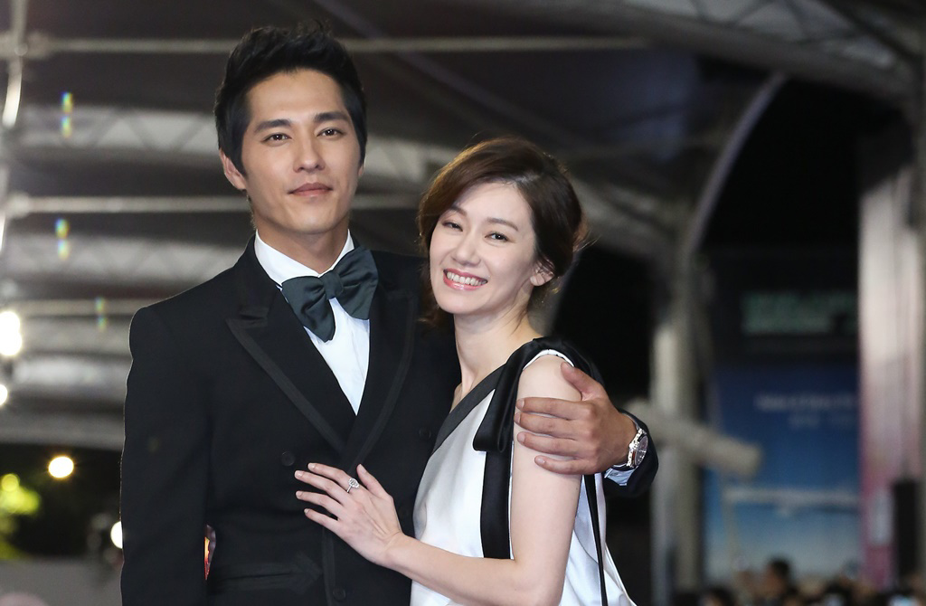 才傳復合前妻！47歲藍正龍深夜「甜摟細腰辣妹」爆新歡　「拉手勾肩全被拍」女方身分曝光