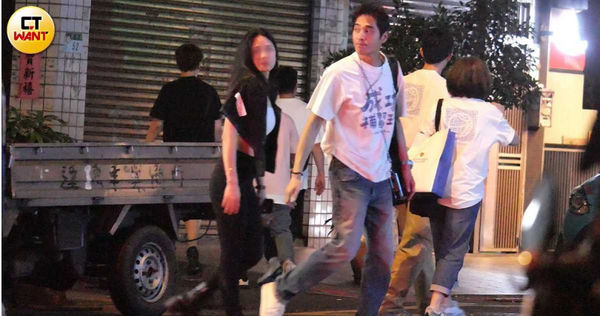 才傳復合前妻！47歲藍正龍深夜「甜摟細腰辣妹」爆新歡　「拉手勾肩全被拍」女方身分曝光