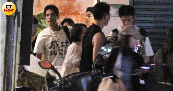 才傳復合前妻！47歲藍正龍深夜「甜摟細腰辣妹」爆新歡　「拉手勾肩全被拍」女方身分曝光