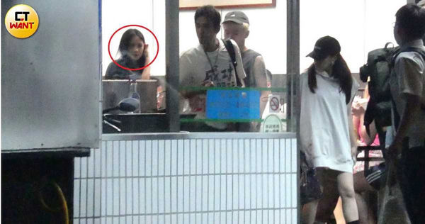 才傳復合前妻！47歲藍正龍深夜「甜摟細腰辣妹」爆新歡　「拉手勾肩全被拍」女方身分曝光