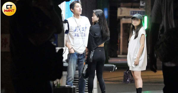 才傳復合前妻！47歲藍正龍深夜「甜摟細腰辣妹」爆新歡　「拉手勾肩全被拍」女方身分曝光