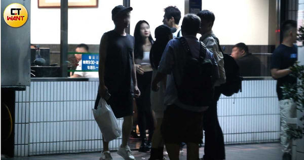 才傳復合前妻！47歲藍正龍深夜「甜摟細腰辣妹」爆新歡　「拉手勾肩全被拍」女方身分曝光