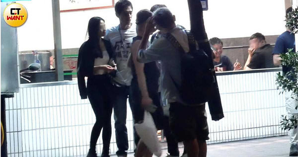 才傳復合前妻！47歲藍正龍深夜「甜摟細腰辣妹」爆新歡　「拉手勾肩全被拍」女方身分曝光