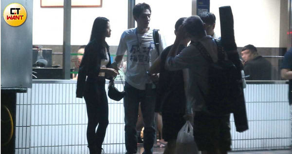 才傳復合前妻！47歲藍正龍深夜「甜摟細腰辣妹」爆新歡　「拉手勾肩全被拍」女方身分曝光