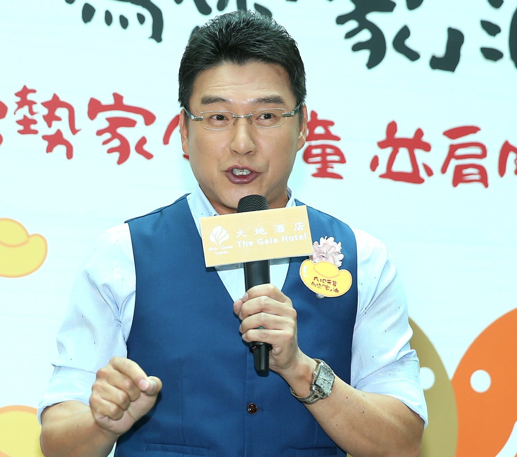 帥哥都不老？謝震武60歲了「慶生喊雙喜臨門」　羞曝和妻進展神速「唯獨1件事拖3年」