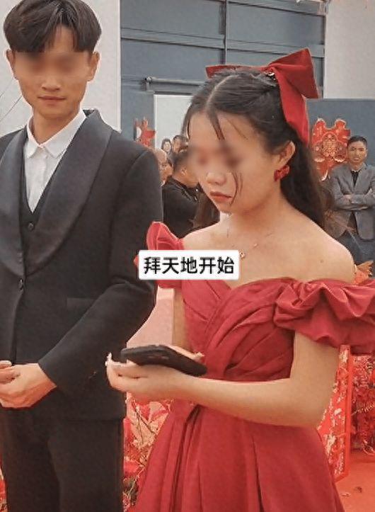 全程擺臭臉！新娘婚禮上「低頭狂玩手機」新郎敢怒不敢言　知情人「跳出來曝內幕」網全搖頭