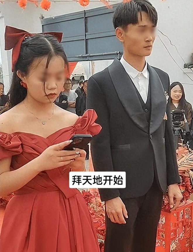 全程擺臭臉！新娘婚禮上「低頭狂玩手機」新郎敢怒不敢言　知情人「跳出來曝內幕」網全搖頭