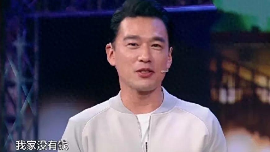 被譽為「最有錢的男人」！他為拍戲「花15萬元配眼鏡」卻為了省房租娶妻　22年零緋聞獨寵妻子