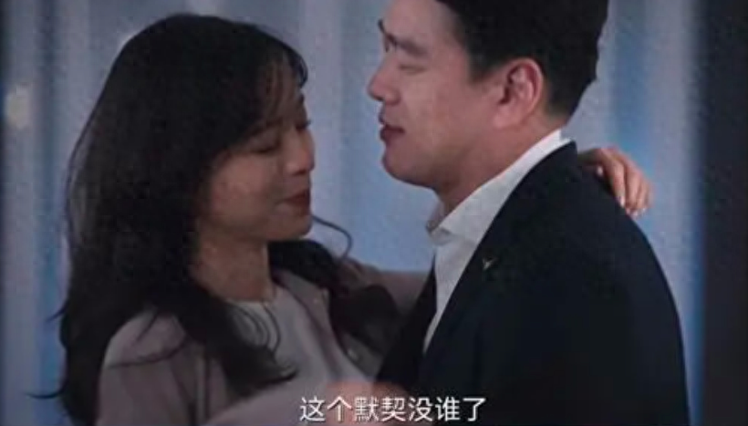 被譽為「最有錢的男人」！他為拍戲「花15萬元配眼鏡」卻為了省房租娶妻　22年零緋聞獨寵妻子