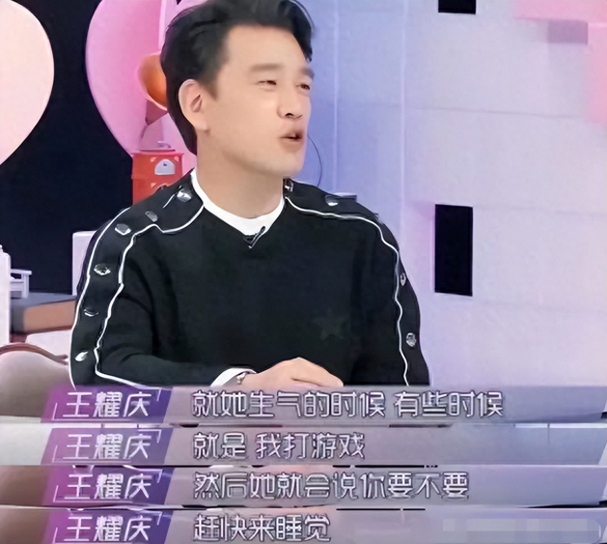 被譽為「最有錢的男人」！他為拍戲「花15萬元配眼鏡」卻為了省房租娶妻　22年零緋聞獨寵妻子