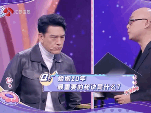 被譽為「最有錢的男人」！他為拍戲「花15萬元配眼鏡」卻為了省房租娶妻　22年零緋聞獨寵妻子