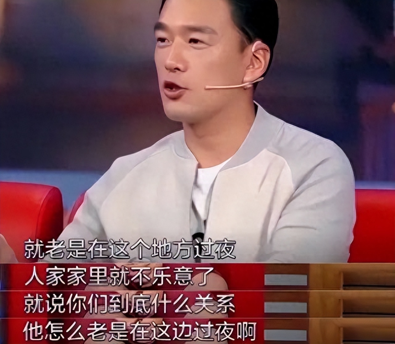 被譽為「最有錢的男人」！他為拍戲「花15萬元配眼鏡」卻為了省房租娶妻　22年零緋聞獨寵妻子