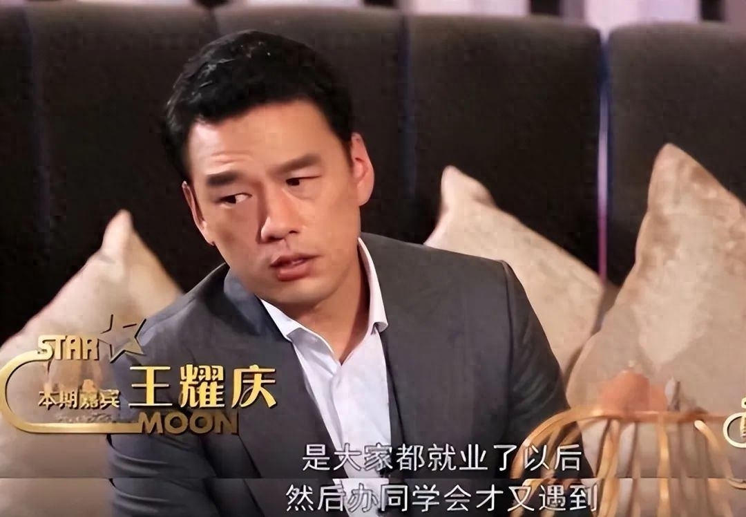 被譽為「最有錢的男人」！他為拍戲「花15萬元配眼鏡」卻為了省房租娶妻　22年零緋聞獨寵妻子
