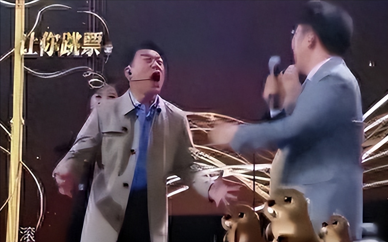 被譽為「最有錢的男人」！他為拍戲「花15萬元配眼鏡」卻為了省房租娶妻　22年零緋聞獨寵妻子