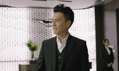 被譽為「最有錢的男人」！他為拍戲「花15萬元配眼鏡」卻為了省房租娶妻　22年零緋聞獨寵妻子