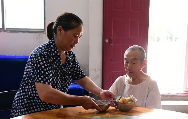 爸爸出軌！患癌媽媽臨走前「要爸爸買房給我」　媽媽走後「爸爸轉頭就跟小三雙飛」現世報卻來了
