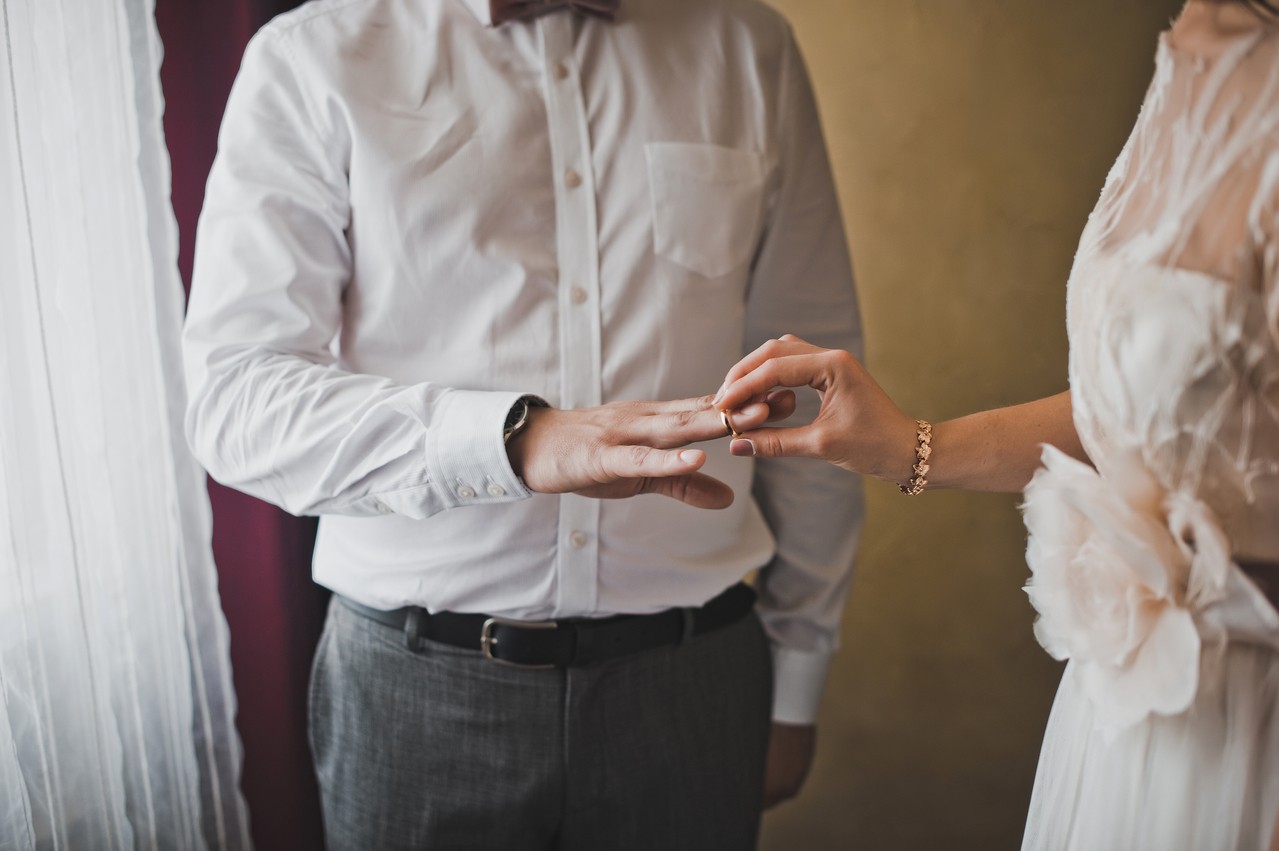 不准關門上廁所！女友嬌喊「我們不能有秘密」　要求200萬聘金「房子也要寫她名」：不過份吧