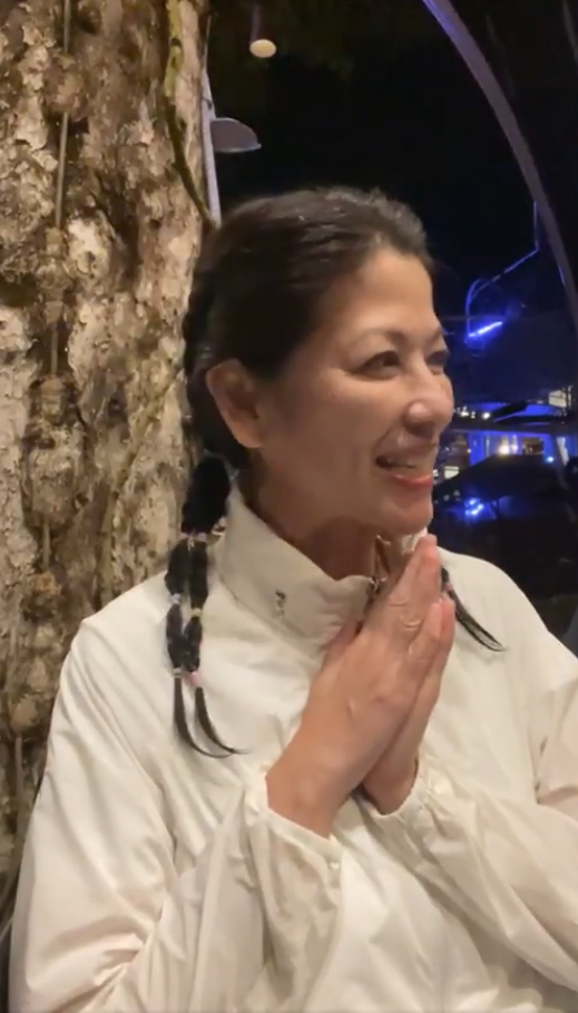 誕下雙胞胎！當年擋泥板女神「被拍到當導護媽媽」　「扎辮子配牛仔褲」完全認不出