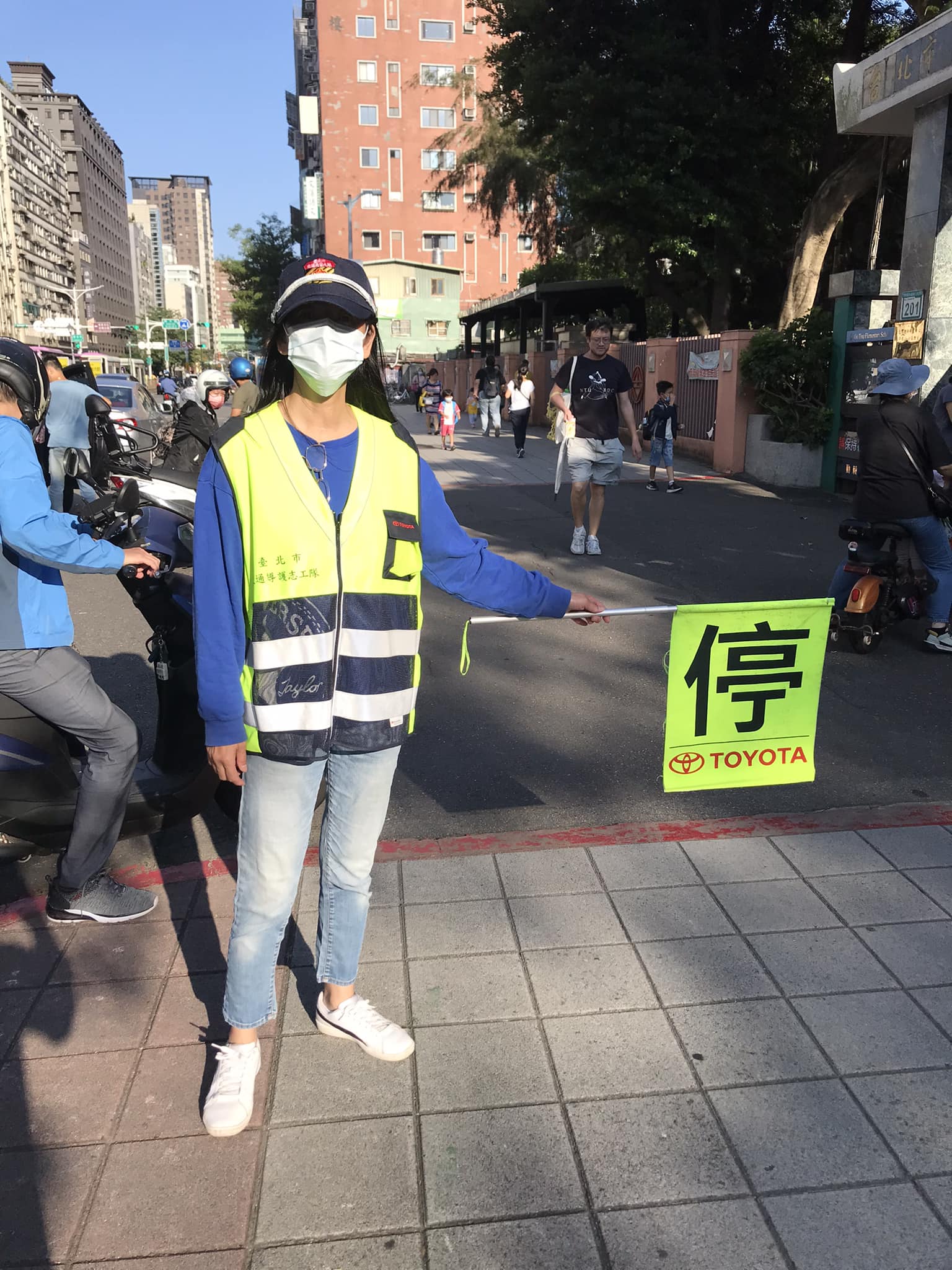 誕下雙胞胎！當年擋泥板女神「被拍到當導護媽媽」　「扎辮子配牛仔褲」完全認不出