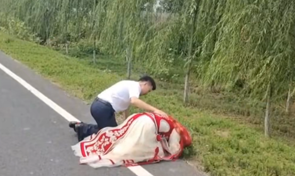 禮車開到一半！新娘突叫停「朝路邊行跪拜大禮」磕頭落淚　「背後真相超催淚」網卻酸：這樣不吉利