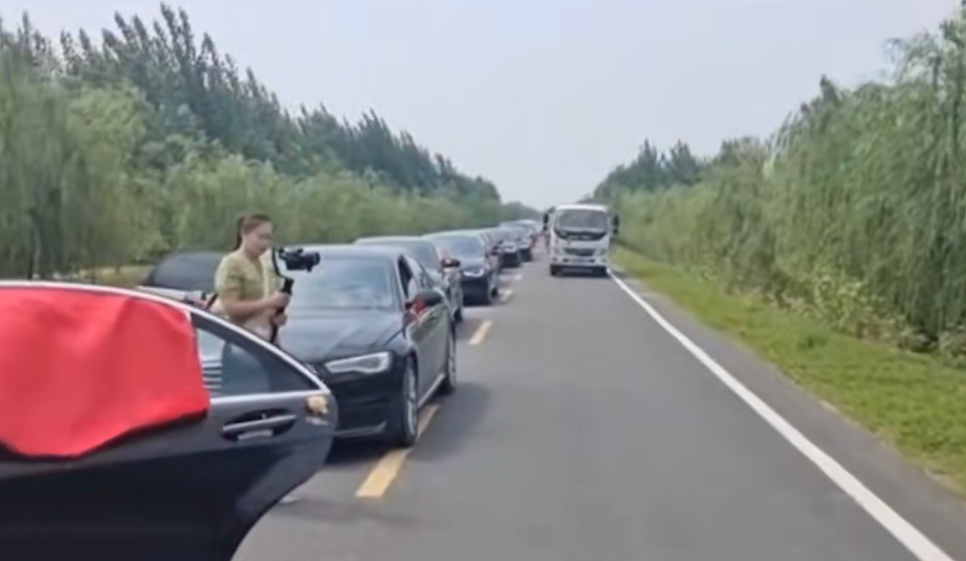 禮車開到一半！新娘突叫停「朝路邊行跪拜大禮」磕頭落淚　「背後真相超催淚」網卻酸：這樣不吉利