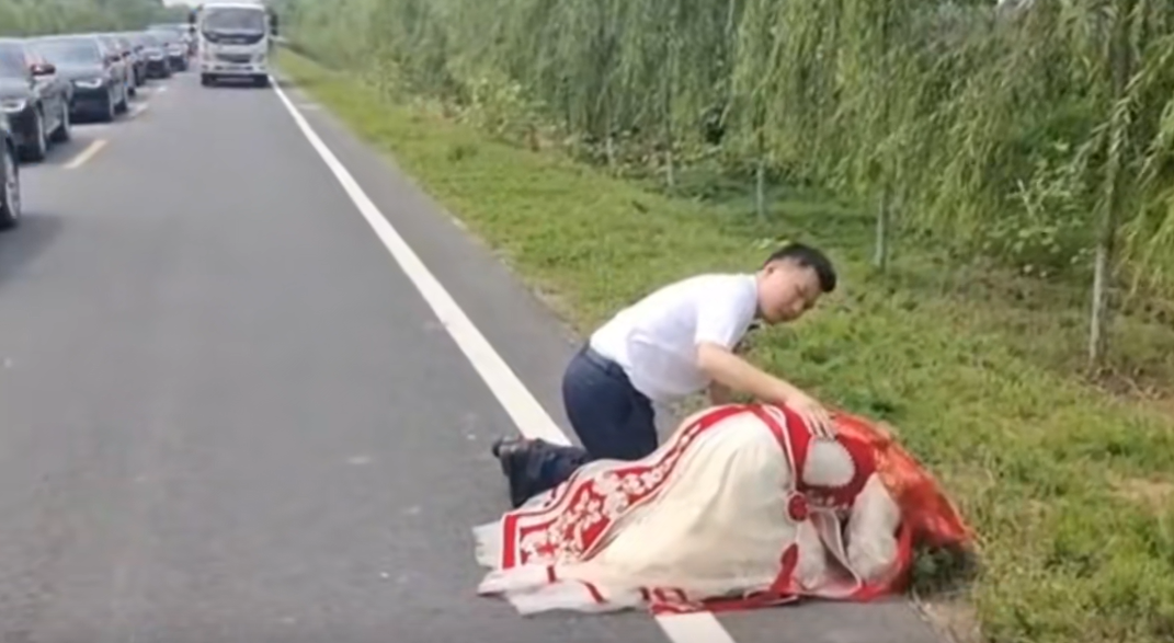 禮車開到一半！新娘突叫停「朝路邊行跪拜大禮」磕頭落淚　「背後真相超催淚」網卻酸：這樣不吉利