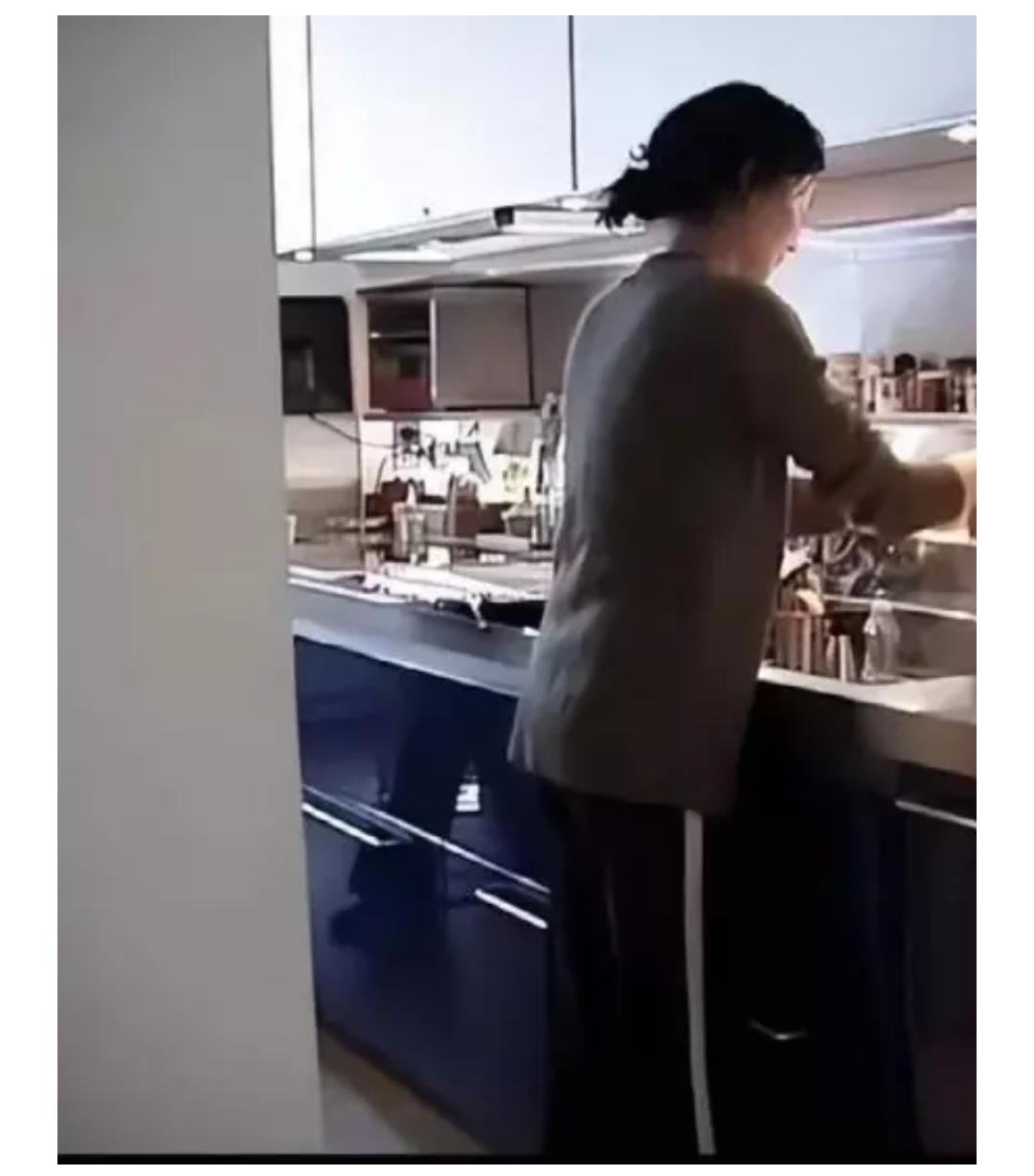 張曼玉胖10公斤美回顏值巔峰!穿奶奶衫配校服褲 看似毫不相干「卻美的離譜 」