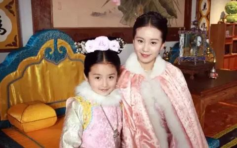 「林青霞女兒」長大了！20歲美照曝「火辣秀細腰長腿」　演技精湛「10秒落淚惹人憐」