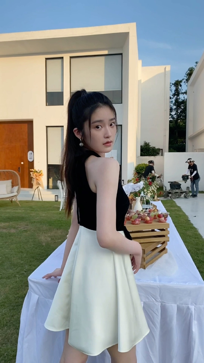 「林青霞女兒」長大了！20歲美照曝「火辣秀細腰長腿」　演技精湛「10秒落淚惹人憐」