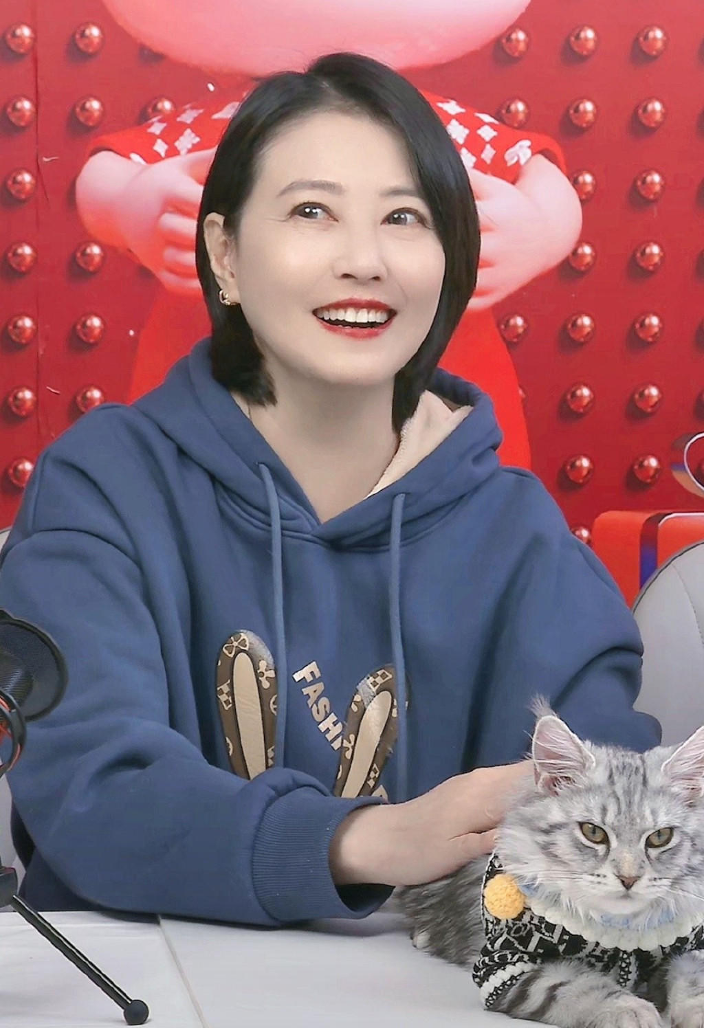 不靠醫美凍齡！56歲周海媚「頂逆齡妹妹頭」遭酸：女神崩壞　她親曬「皺紋雙下巴近照」：做個優雅老太婆