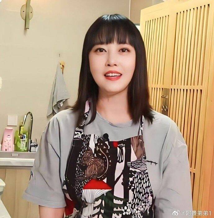不靠醫美凍齡！56歲周海媚「頂逆齡妹妹頭」遭酸：女神崩壞　她親曬「皺紋雙下巴近照」：做個優雅老太婆