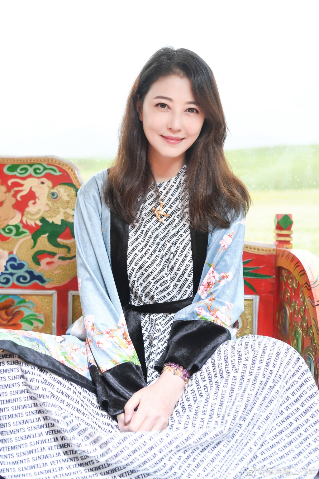 不靠醫美凍齡！56歲周海媚「頂逆齡妹妹頭」遭酸：女神崩壞　她親曬「皺紋雙下巴近照」：做個優雅老太婆