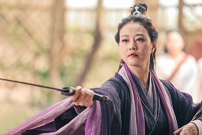 不靠醫美凍齡！56歲周海媚「頂逆齡妹妹頭」遭酸：女神崩壞　她親曬「皺紋雙下巴近照」：做個優雅老太婆