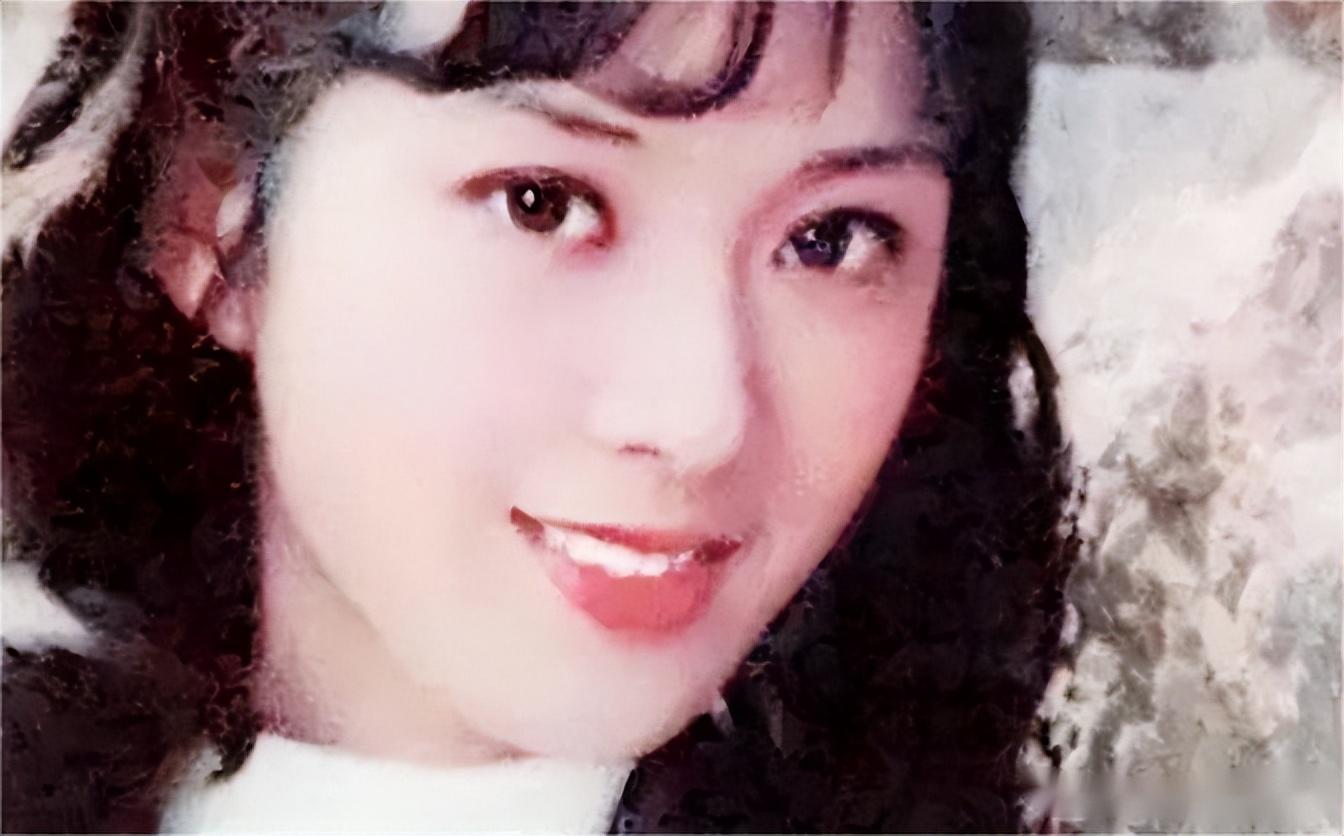 被譽為「80年代第一美人」！資深女星曬全家福「70歲的她」跟女兒一樣貌美　老公帥氣儒雅有氣質