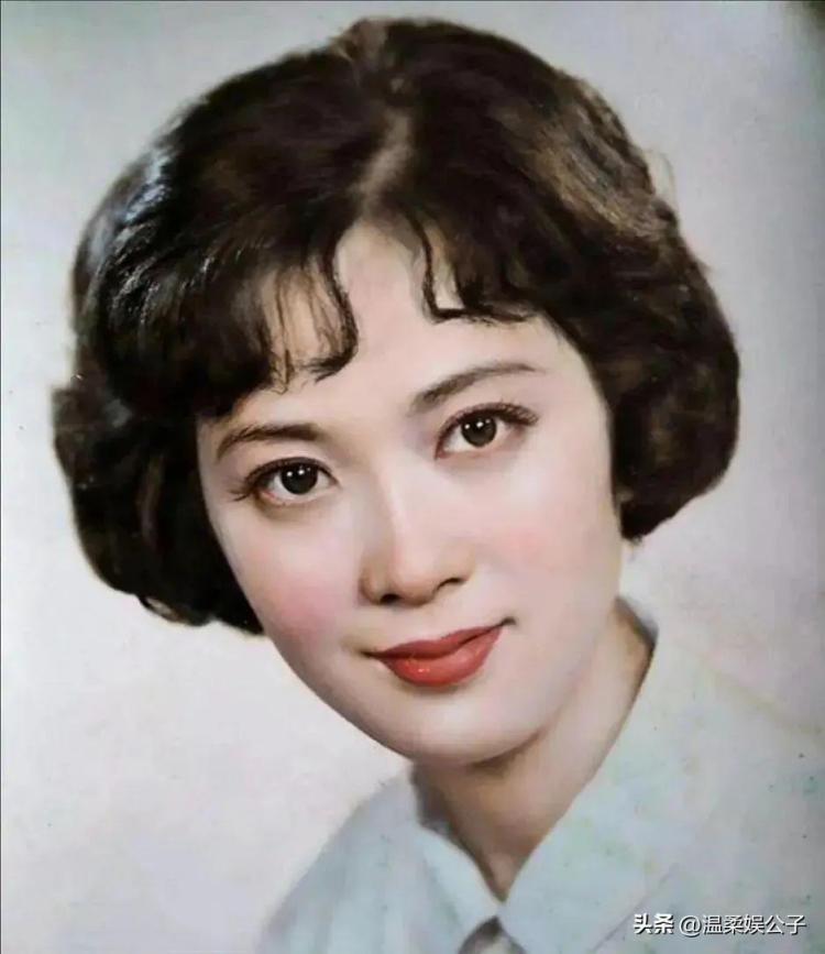 被譽為「80年代第一美人」！資深女星曬全家福「70歲的她」跟女兒一樣貌美　老公帥氣儒雅有氣質
