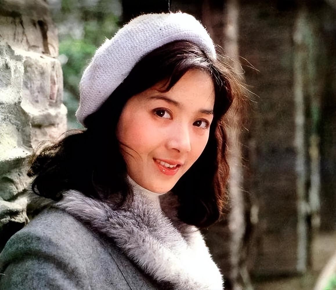被譽為「80年代第一美人」！資深女星曬全家福「70歲的她」跟女兒一樣貌美　老公帥氣儒雅有氣質